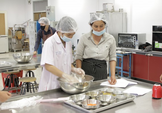 ภาพกิจกรรม โปรแกรมวิชาวิทยาศาสตร์และเทคโนโลยีการอาหาร จัดอบรมเชิงปฏิบัติการ เรื่อง การแปรรูปเห็ด