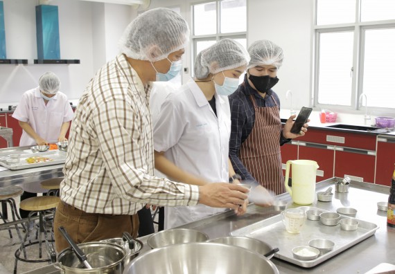 ภาพกิจกรรม โปรแกรมวิชาวิทยาศาสตร์และเทคโนโลยีการอาหาร จัดอบรมเชิงปฏิบัติการ เรื่อง การแปรรูปเห็ด