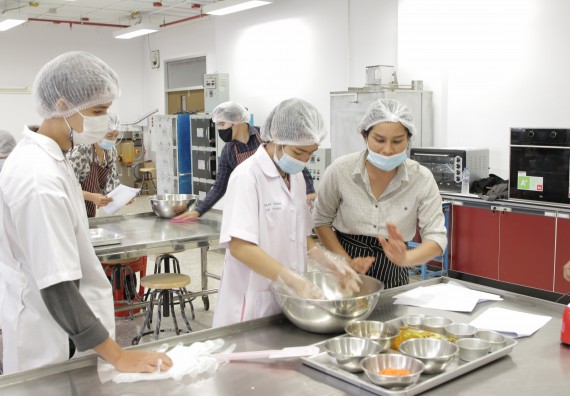 ภาพกิจกรรม โปรแกรมวิชาวิทยาศาสตร์และเทคโนโลยีการอาหาร จัดอบรมเชิงปฏิบัติการ เรื่อง การแปรรูปเห็ด