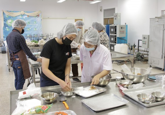 ภาพกิจกรรม โปรแกรมวิชาวิทยาศาสตร์และเทคโนโลยีการอาหาร จัดอบรมเชิงปฏิบัติการ เรื่อง การแปรรูปเห็ด