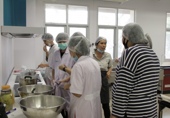 ภาพกิจกรรม โปรแกรมวิชาวิทยาศาสตร์และเทคโนโลยีการอาหาร จัดอบรมเชิงปฏิบัติการ เรื่อง การแปรรูปเห็ด