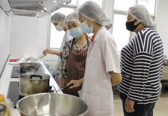 ภาพกิจกรรม โปรแกรมวิชาวิทยาศาสตร์และเทคโนโลยีการอาหาร จัดอบรมเชิงปฏิบัติการ เรื่อง การแปรรูปเห็ด