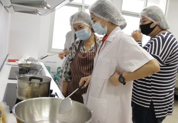 ภาพกิจกรรม โปรแกรมวิชาวิทยาศาสตร์และเทคโนโลยีการอาหาร จัดอบรมเชิงปฏิบัติการ เรื่อง การแปรรูปเห็ด