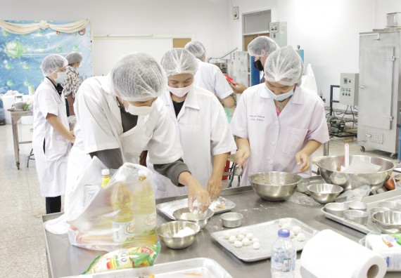ภาพกิจกรรม โปรแกรมวิชาวิทยาศาสตร์และเทคโนโลยีการอาหาร จัดอบรมเชิงปฏิบัติการ เรื่อง การแปรรูปเห็ด