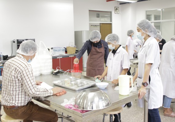 ภาพกิจกรรม โปรแกรมวิชาวิทยาศาสตร์และเทคโนโลยีการอาหาร จัดอบรมเชิงปฏิบัติการ เรื่อง การแปรรูปเห็ด