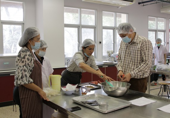 ภาพกิจกรรม โปรแกรมวิชาวิทยาศาสตร์และเทคโนโลยีการอาหาร จัดอบรมเชิงปฏิบัติการ เรื่อง การแปรรูปเห็ด