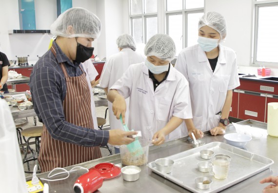 ภาพกิจกรรม โปรแกรมวิชาวิทยาศาสตร์และเทคโนโลยีการอาหาร จัดอบรมเชิงปฏิบัติการ เรื่อง การแปรรูปเห็ด