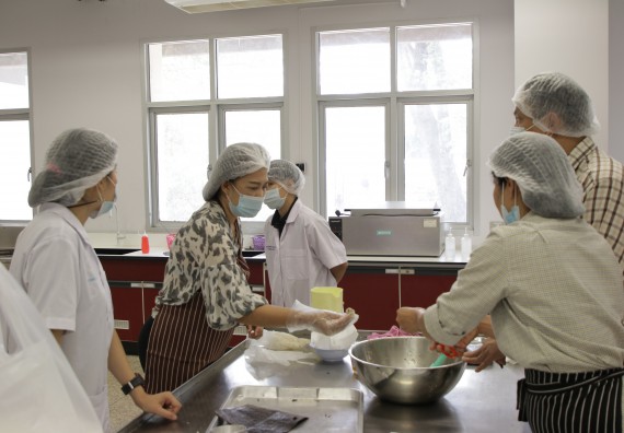 ภาพกิจกรรม โปรแกรมวิชาวิทยาศาสตร์และเทคโนโลยีการอาหาร จัดอบรมเชิงปฏิบัติการ เรื่อง การแปรรูปเห็ด