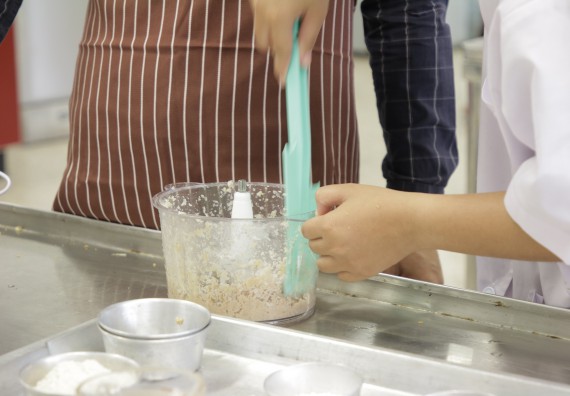 ภาพกิจกรรม โปรแกรมวิชาวิทยาศาสตร์และเทคโนโลยีการอาหาร จัดอบรมเชิงปฏิบัติการ เรื่อง การแปรรูปเห็ด