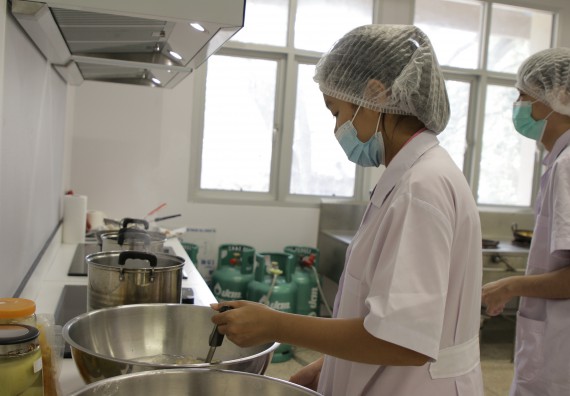 ภาพกิจกรรม โปรแกรมวิชาวิทยาศาสตร์และเทคโนโลยีการอาหาร จัดอบรมเชิงปฏิบัติการ เรื่อง การแปรรูปเห็ด