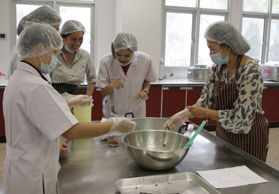 ภาพกิจกรรม โปรแกรมวิชาวิทยาศาสตร์และเทคโนโลยีการอาหาร จัดอบรมเชิงปฏิบัติการ เรื่อง การแปรรูปเห็ด