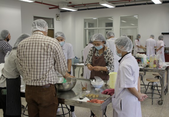 ภาพกิจกรรม โปรแกรมวิชาวิทยาศาสตร์และเทคโนโลยีการอาหาร จัดอบรมเชิงปฏิบัติการ เรื่อง การแปรรูปเห็ด