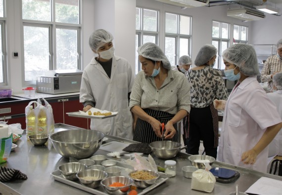 ภาพกิจกรรม โปรแกรมวิชาวิทยาศาสตร์และเทคโนโลยีการอาหาร จัดอบรมเชิงปฏิบัติการ เรื่อง การแปรรูปเห็ด