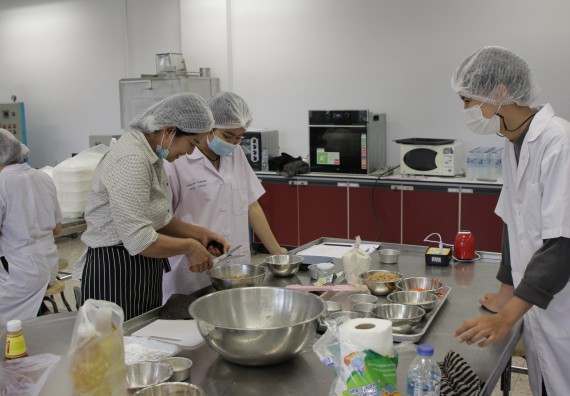 ภาพกิจกรรม โปรแกรมวิชาวิทยาศาสตร์และเทคโนโลยีการอาหาร จัดอบรมเชิงปฏิบัติการ เรื่อง การแปรรูปเห็ด