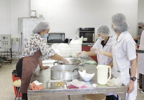 ภาพกิจกรรม โปรแกรมวิชาวิทยาศาสตร์และเทคโนโลยีการอาหาร จัดอบรมเชิงปฏิบัติการ เรื่อง การแปรรูปเห็ด