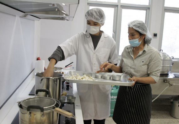 ภาพกิจกรรม โปรแกรมวิชาวิทยาศาสตร์และเทคโนโลยีการอาหาร จัดอบรมเชิงปฏิบัติการ เรื่อง การแปรรูปเห็ด