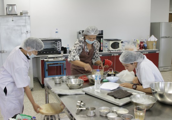 ภาพกิจกรรม โปรแกรมวิชาวิทยาศาสตร์และเทคโนโลยีการอาหาร จัดอบรมเชิงปฏิบัติการ เรื่อง การแปรรูปเห็ด