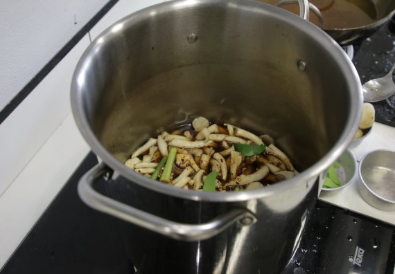 ภาพกิจกรรม โปรแกรมวิชาวิทยาศาสตร์และเทคโนโลยีการอาหาร จัดอบรมเชิงปฏิบัติการ เรื่อง การแปรรูปเห็ด