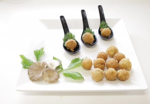 ภาพกิจกรรม โปรแกรมวิชาวิทยาศาสตร์และเทคโนโลยีการอาหาร จัดอบรมเชิงปฏิบัติการ เรื่อง การแปรรูปเห็ด