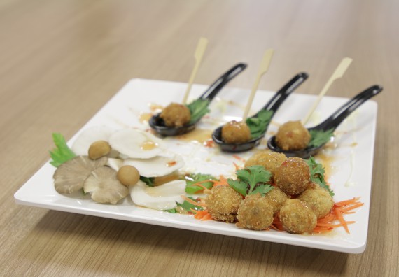 ภาพกิจกรรม โปรแกรมวิชาวิทยาศาสตร์และเทคโนโลยีการอาหาร จัดอบรมเชิงปฏิบัติการ เรื่อง การแปรรูปเห็ด