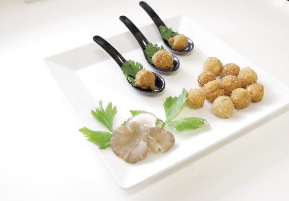 ภาพกิจกรรม โปรแกรมวิชาวิทยาศาสตร์และเทคโนโลยีการอาหาร จัดอบรมเชิงปฏิบัติการ เรื่อง การแปรรูปเห็ด