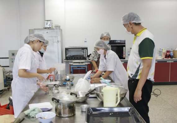 ภาพกิจกรรม โปรแกรมวิชาวิทยาศาสตร์และเทคโนโลยีการอาหาร จัดอบรมเชิงปฏิบัติการ เรื่อง การแปรรูปเห็ด