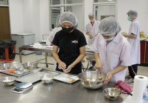 ภาพกิจกรรม โปรแกรมวิชาวิทยาศาสตร์และเทคโนโลยีการอาหาร จัดอบรมเชิงปฏิบัติการ เรื่อง การแปรรูปเห็ด