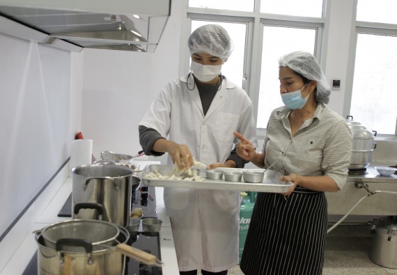 ภาพกิจกรรม โปรแกรมวิชาวิทยาศาสตร์และเทคโนโลยีการอาหาร จัดอบรมเชิงปฏิบัติการ เรื่อง การแปรรูปเห็ด