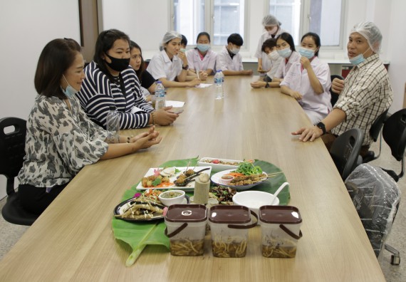 ภาพกิจกรรม โปรแกรมวิชาวิทยาศาสตร์และเทคโนโลยีการอาหาร จัดอบรมเชิงปฏิบัติการ เรื่อง การแปรรูปเห็ด