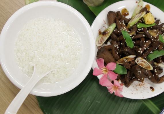 ภาพกิจกรรม โปรแกรมวิชาวิทยาศาสตร์และเทคโนโลยีการอาหาร จัดอบรมเชิงปฏิบัติการ เรื่อง การแปรรูปเห็ด