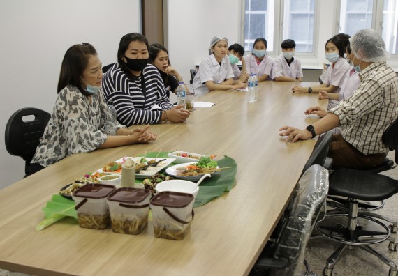 ภาพกิจกรรม โปรแกรมวิชาวิทยาศาสตร์และเทคโนโลยีการอาหาร จัดอบรมเชิงปฏิบัติการ เรื่อง การแปรรูปเห็ด