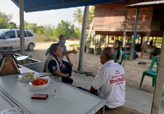 ภาพกิจกรรม คณะวิทยาศาสตร์และเทคโนโลยี จัดการสร้างเครือข่ายและการใช้ประโยชน์จากงานวิจัยของชุมชน การติดตามและประเมินผลจากการนําผลการวิจัยไปใช้ประโยชน์ เรื่อง การผลิตและจําหน่ายน้ำยาบ้วนปากจากน้ำมันมิ้นท์