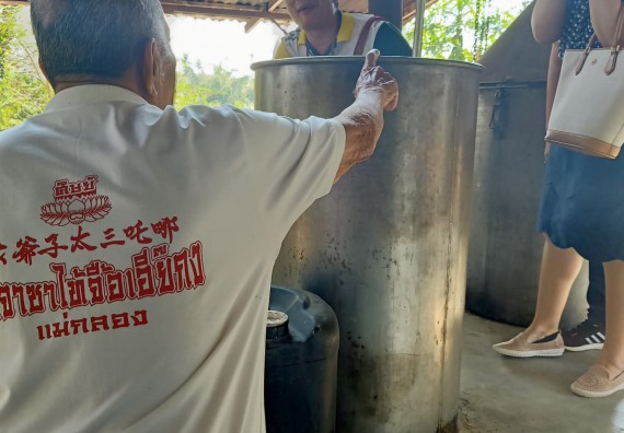 ภาพกิจกรรม คณะวิทยาศาสตร์และเทคโนโลยี จัดการสร้างเครือข่ายและการใช้ประโยชน์จากงานวิจัยของชุมชน การติดตามและประเมินผลจากการนําผลการวิจัยไปใช้ประโยชน์ เรื่อง การผลิตและจําหน่ายน้ำยาบ้วนปากจากน้ำมันมิ้นท์