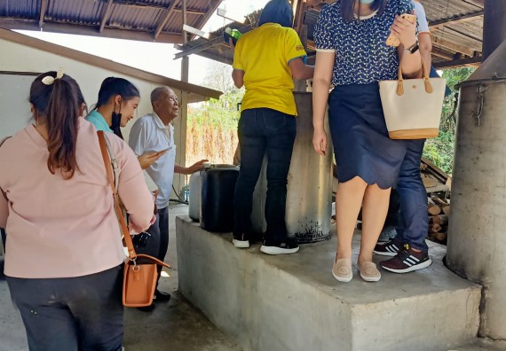 ภาพกิจกรรม คณะวิทยาศาสตร์และเทคโนโลยี จัดการสร้างเครือข่ายและการใช้ประโยชน์จากงานวิจัยของชุมชน การติดตามและประเมินผลจากการนําผลการวิจัยไปใช้ประโยชน์ เรื่อง การผลิตและจําหน่ายน้ำยาบ้วนปากจากน้ำมันมิ้นท์