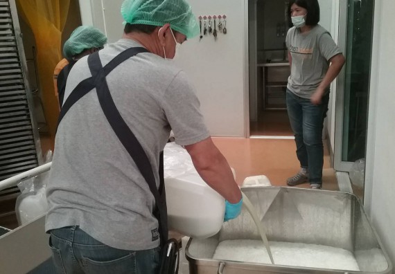 ภาพกิจกรรม ศูนย์วิทยาศาสตร์และวิทยาศาสตร์ประยุกต์ จัดกิจกรรมบริการวิชาการอบรมเชิงปฏิบัติการเรื่องวิธีการเพิ่มมูลจากของเหลือทิ้งแก่โรงงานวุ้นเส้นคลองขลุง