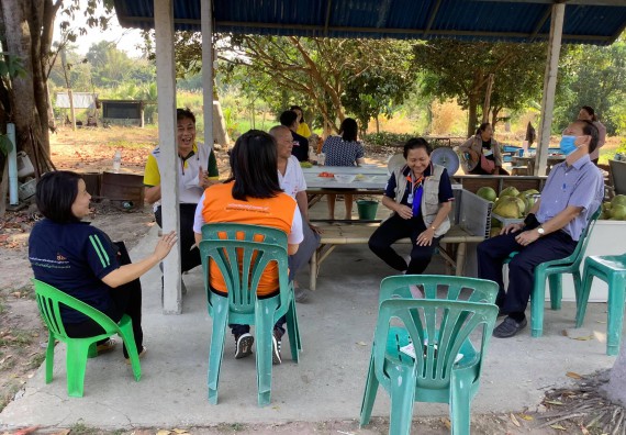 ภาพกิจกรรม คณะวิทยาศาสตร์และเทคโนโลยี จัดการสร้างเครือข่ายและการใช้ประโยชน์จากงานวิจัยของชุมชน การติดตามและประเมินผลจากการนําผลการวิจัยไปใช้ประโยชน์ เรื่อง การผลิตและจําหน่ายน้ำยาบ้วนปากจากน้ำมันมิ้นท์