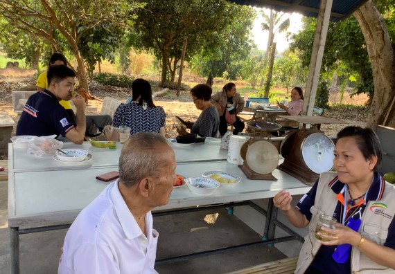ภาพกิจกรรม คณะวิทยาศาสตร์และเทคโนโลยี จัดการสร้างเครือข่ายและการใช้ประโยชน์จากงานวิจัยของชุมชน การติดตามและประเมินผลจากการนําผลการวิจัยไปใช้ประโยชน์ เรื่อง การผลิตและจําหน่ายน้ำยาบ้วนปากจากน้ำมันมิ้นท์