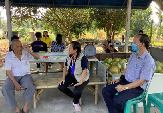 ภาพกิจกรรม คณะวิทยาศาสตร์และเทคโนโลยี จัดการสร้างเครือข่ายและการใช้ประโยชน์จากงานวิจัยของชุมชน การติดตามและประเมินผลจากการนําผลการวิจัยไปใช้ประโยชน์ เรื่อง การผลิตและจําหน่ายน้ำยาบ้วนปากจากน้ำมันมิ้นท์