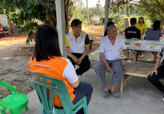 ภาพกิจกรรม คณะวิทยาศาสตร์และเทคโนโลยี จัดการสร้างเครือข่ายและการใช้ประโยชน์จากงานวิจัยของชุมชน การติดตามและประเมินผลจากการนําผลการวิจัยไปใช้ประโยชน์ เรื่อง การผลิตและจําหน่ายน้ำยาบ้วนปากจากน้ำมันมิ้นท์