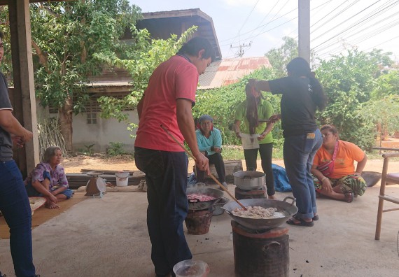 ภาพกิจกรรม โปรแกรมวิชาฟิสิกส์ จัดอบรมเชิงปฏิบัติการการย้อมเส้นด้ายจากเส้นใยกล้วยไข่ผสมฝ้ายด้วยสีย้อมธรรมชาติ