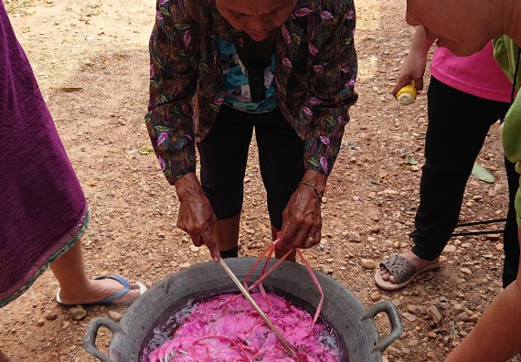 ภาพกิจกรรม โปรแกรมวิชาฟิสิกส์ จัดอบรมเชิงปฏิบัติการการย้อมเส้นด้ายจากเส้นใยกล้วยไข่ผสมฝ้ายด้วยสีย้อมธรรมชาติ