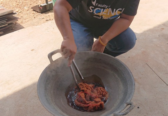 ภาพกิจกรรม โปรแกรมวิชาฟิสิกส์ จัดอบรมเชิงปฏิบัติการการย้อมเส้นด้ายจากเส้นใยกล้วยไข่ผสมฝ้ายด้วยสีย้อมธรรมชาติ