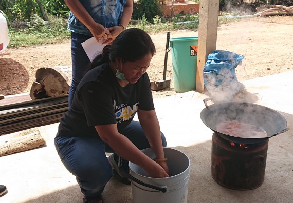 ภาพกิจกรรม โปรแกรมวิชาเคมี จัดกิจกรรมตามโครงการบริการวิชาการในกิจกรรมการย้อมเส้นด้ายฝ้ายด้วยสีจากธรรมชาติ