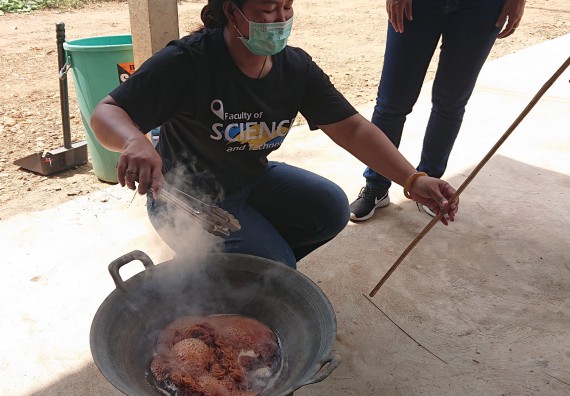 ภาพกิจกรรม โปรแกรมวิชาเคมี จัดกิจกรรมตามโครงการบริการวิชาการในกิจกรรมการย้อมเส้นด้ายฝ้ายด้วยสีจากธรรมชาติ