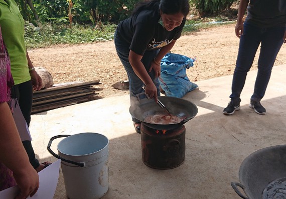 ภาพกิจกรรม โปรแกรมวิชาเคมี จัดกิจกรรมตามโครงการบริการวิชาการในกิจกรรมการย้อมเส้นด้ายฝ้ายด้วยสีจากธรรมชาติ