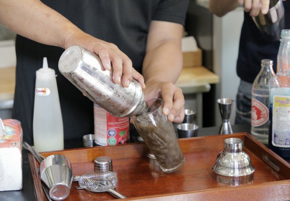 ภาพกิจกรรม โปรแกรมวิชาวิทยาศาสตร์และเทคโนโลยีการอาหาร จัดอบรมเชิงปฏิบัติการ เรื่อง การทําเครื่องดื่ม mocktail กับมืออาชีพ