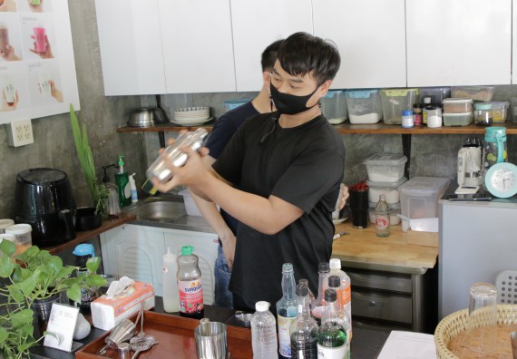 ภาพกิจกรรม โปรแกรมวิชาวิทยาศาสตร์และเทคโนโลยีการอาหาร จัดอบรมเชิงปฏิบัติการ เรื่อง การทําเครื่องดื่ม mocktail กับมืออาชีพ