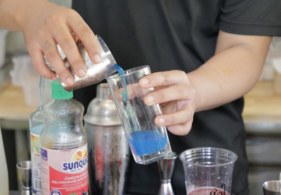 ภาพกิจกรรม โปรแกรมวิชาวิทยาศาสตร์และเทคโนโลยีการอาหาร จัดอบรมเชิงปฏิบัติการ เรื่อง การทําเครื่องดื่ม mocktail กับมืออาชีพ