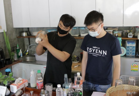 ภาพกิจกรรม โปรแกรมวิชาวิทยาศาสตร์และเทคโนโลยีการอาหาร จัดอบรมเชิงปฏิบัติการ เรื่อง การทําเครื่องดื่ม mocktail กับมืออาชีพ