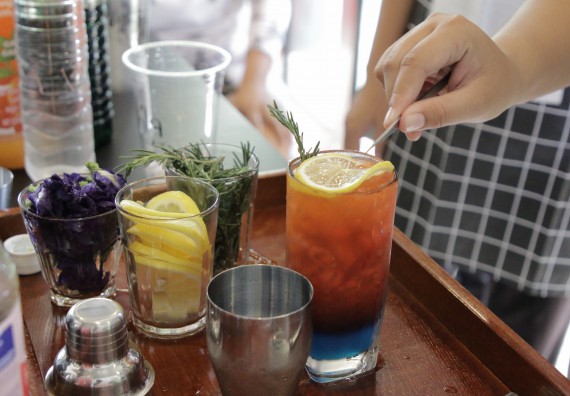 ภาพกิจกรรม โปรแกรมวิชาวิทยาศาสตร์และเทคโนโลยีการอาหาร จัดอบรมเชิงปฏิบัติการ เรื่อง การทําเครื่องดื่ม mocktail กับมืออาชีพ